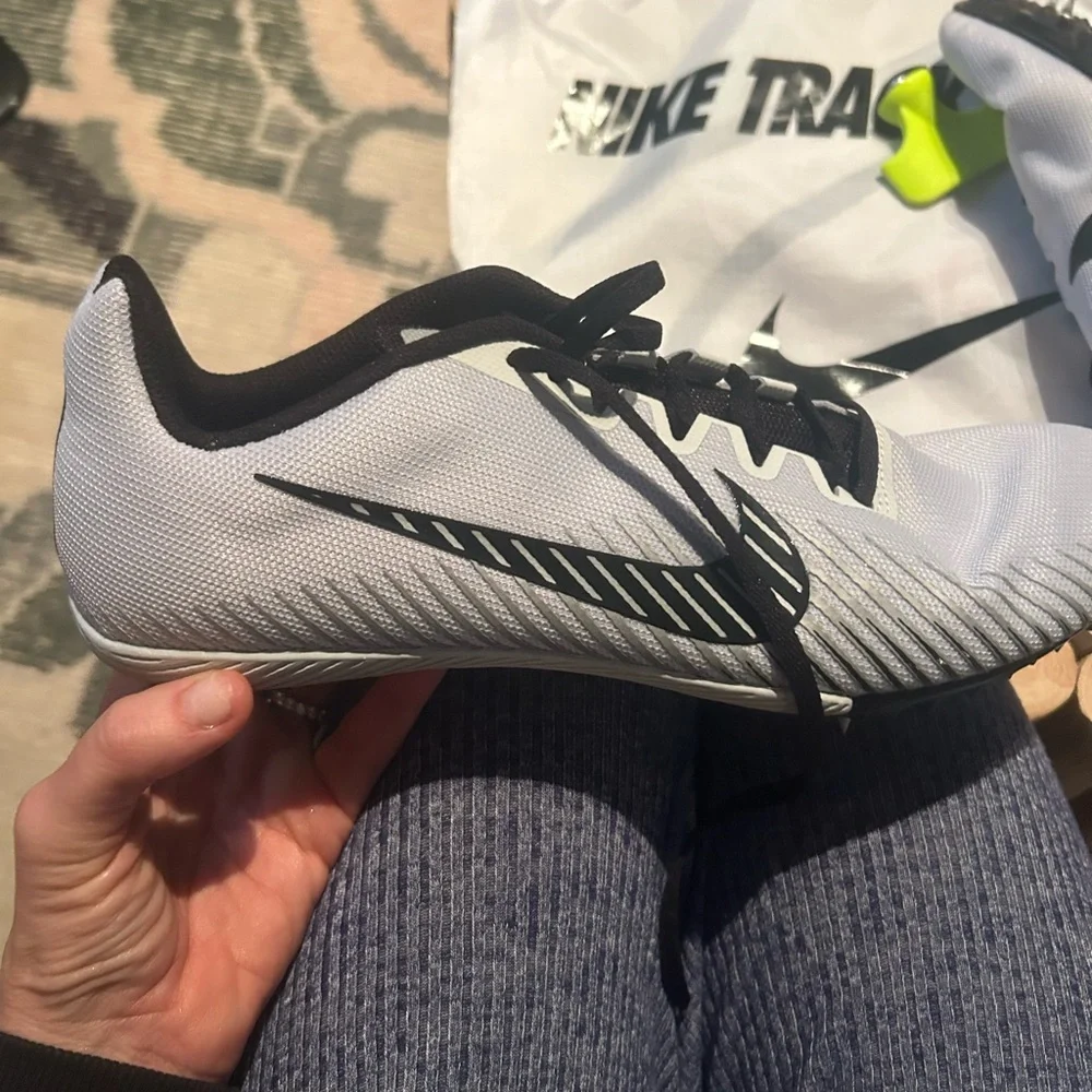 Nike Air Zoom Rival M 9 Spikes in Pure Platinum and Black - Picture 5 of 11